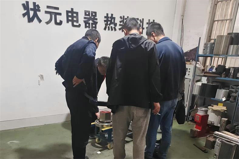 接待中石化客户-尊龙凯时人生就是搏!官网电器.jpg 接待中石化客户-尊龙凯时人生就是搏!官网电器.jpg