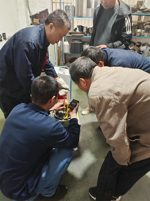 感应加热器测试现场.jpg 感应加热器测试现场.jpg